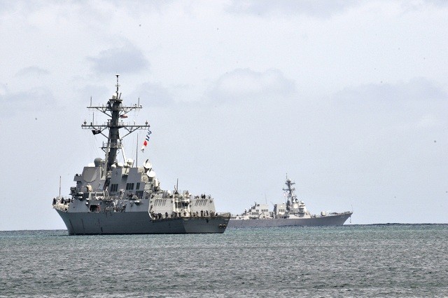 Khu trục hạm USS Stockdale (DDG 106) và USS Chafee (DDG 90) của Mỹ